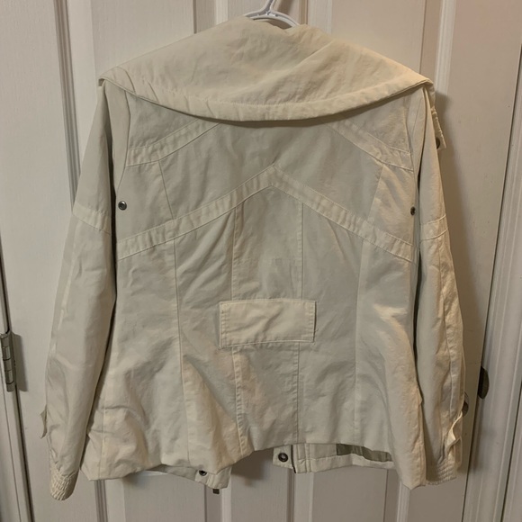 *White Jacket, shapes your body and gives you a nice hourglass look - Picture 3 of 3